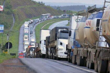 Caminhoneiros voltam a bloquear rodovias em ao menos três estados