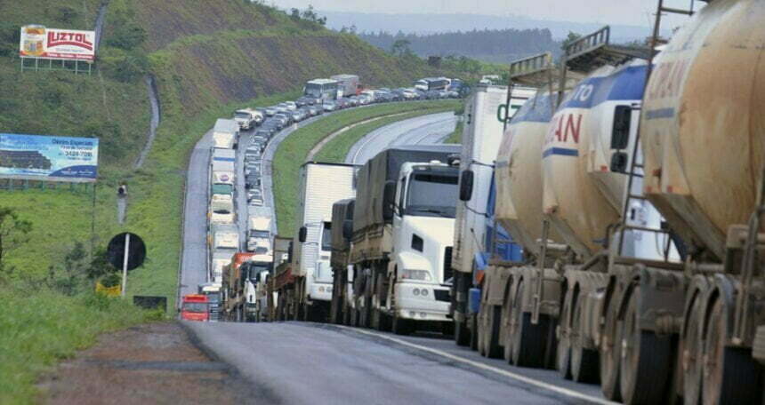 Caminhoneiros voltam a bloquear rodovias em ao menos três estados