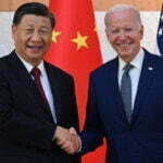 Joe Biden e Xi Jinping apertam as mãos pela primeira vez no G20