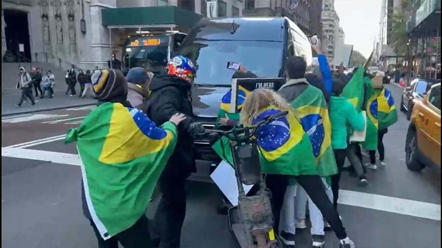 Brasileiros barram van com ministros do STF em avenida de Nova York 2 WebP Noticias Maringa Parana Brasil Saiba Ja News Recuperado Recuperado Recuperado Recuperado 8