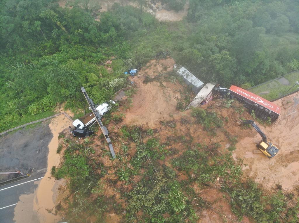 Deslizamento na BR376 em Guaratuba