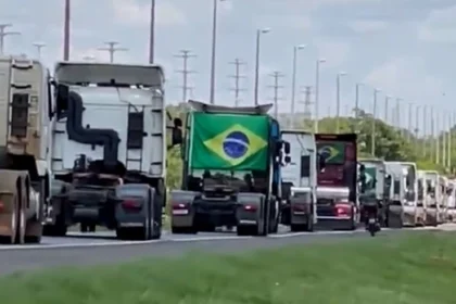 Comboio com mais de 100 caminhões chega a Brasília para protestar contra Lula