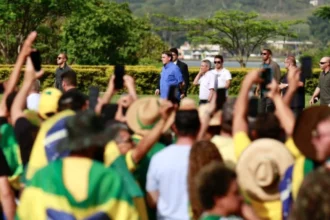 Bolsonaro quebra silêncio