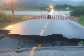 Chuvas destroem asfalto e interditam rodovia em SC