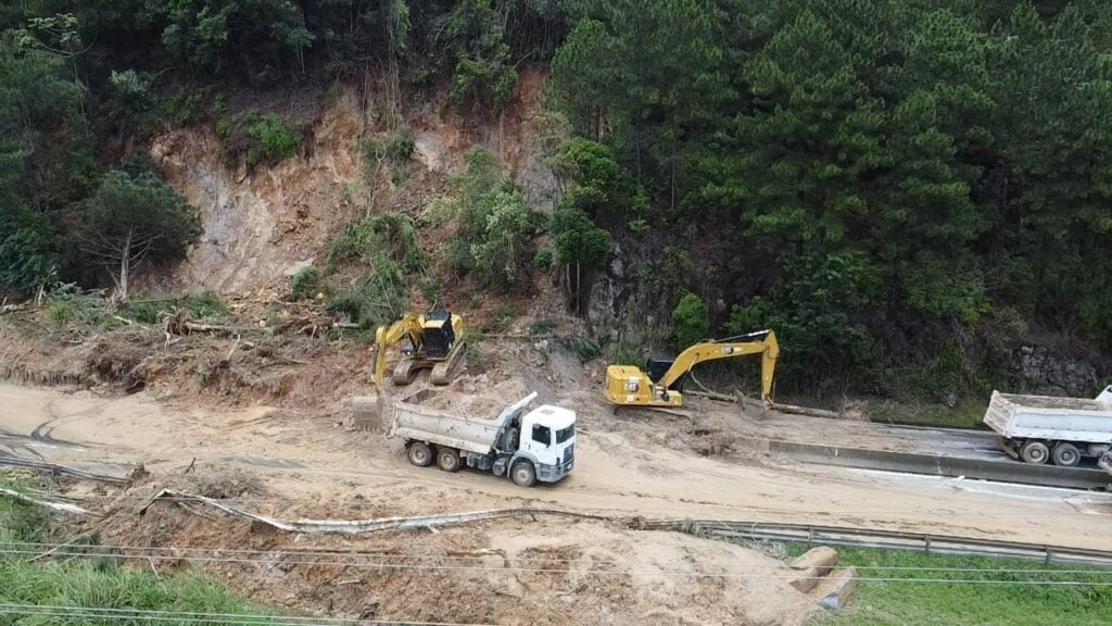 Chuvas destroem asfalto e interditam rodovia em SC