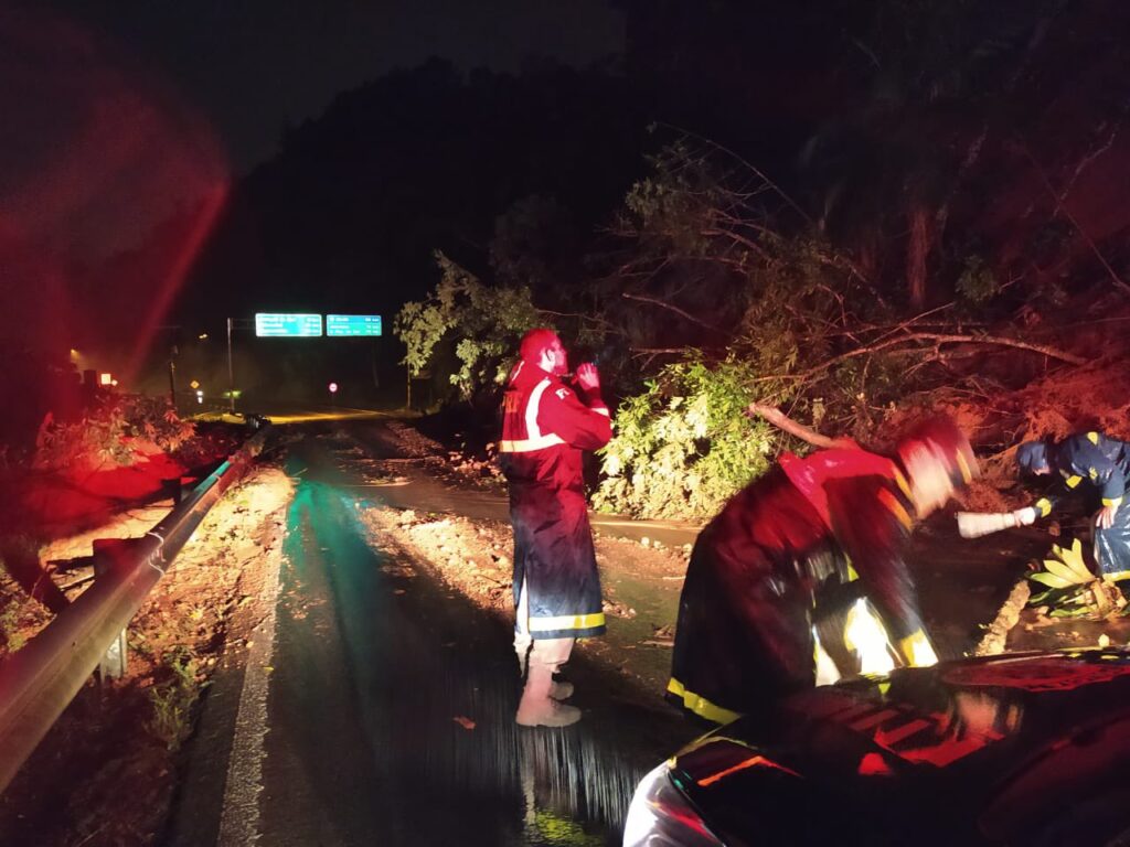 Chuvas destroem asfalto e interditam rodovia em SC