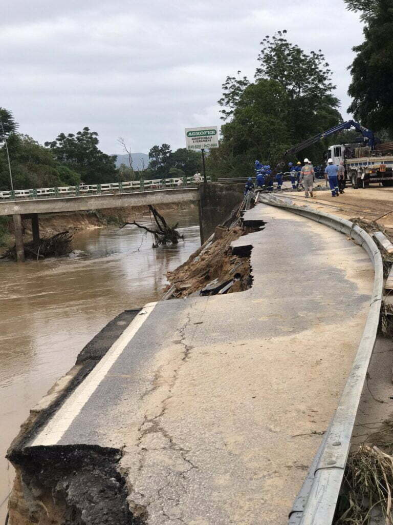 Chuvas destroem asfalto e interditam rodovia em SC