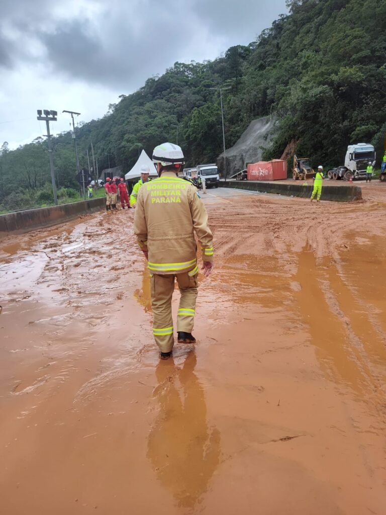 Deslizamento na BR-376: Equipes entram no quarto dia de buscas