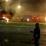 Manifestantes ateiam fogo em carros