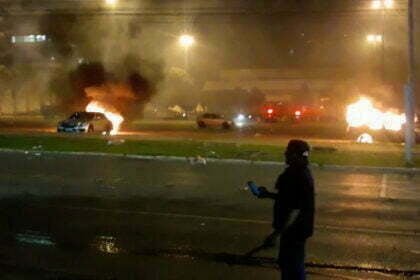 Manifestantes ateiam fogo em carros