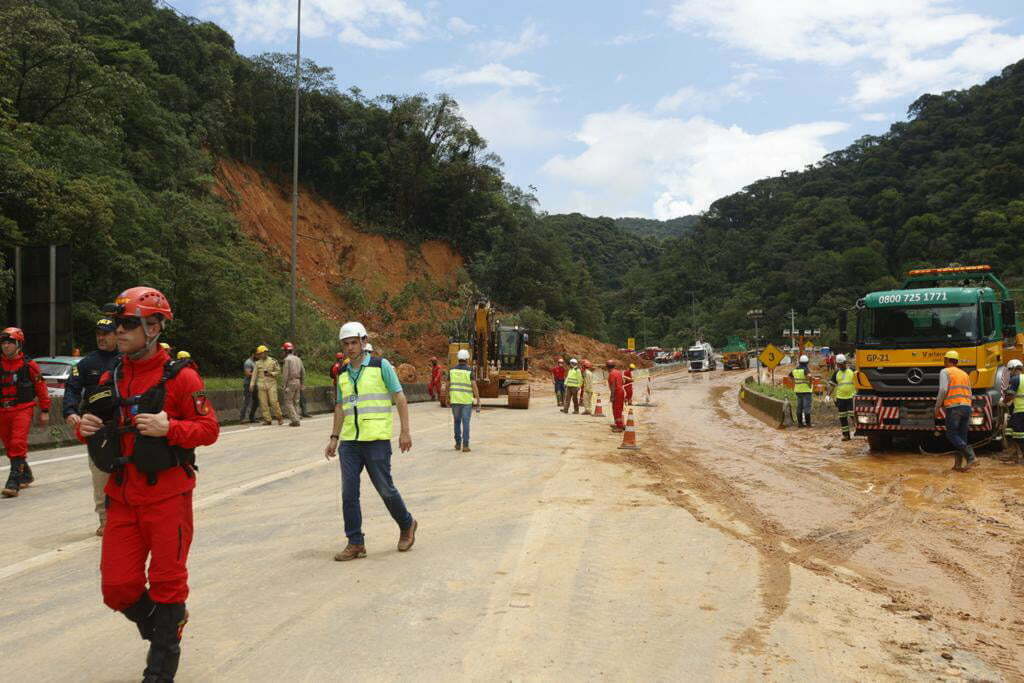 Deslizamento na BR-376: Equipes entram no quarto dia de buscas