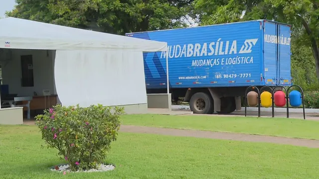 DESOCUPANDO O IMÓVEL | Caminhão de mudança retira móveis de Jair Bolsonaro do Palácio da Alvorada... Saiba já: https://saibajanews.com/caminhao-de-mudanca-retira-moveis-de-jair-bolsonaro-do-palacio-da-alvorada/