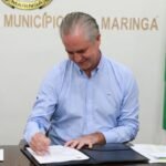 Prefeito Ulisses Maia assinando