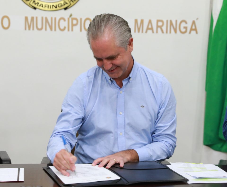 Prefeito Ulisses Maia assinando