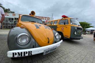 Polícia Militar expõe viaturas históricas e atrai centenas de pessoas em Guaratuba