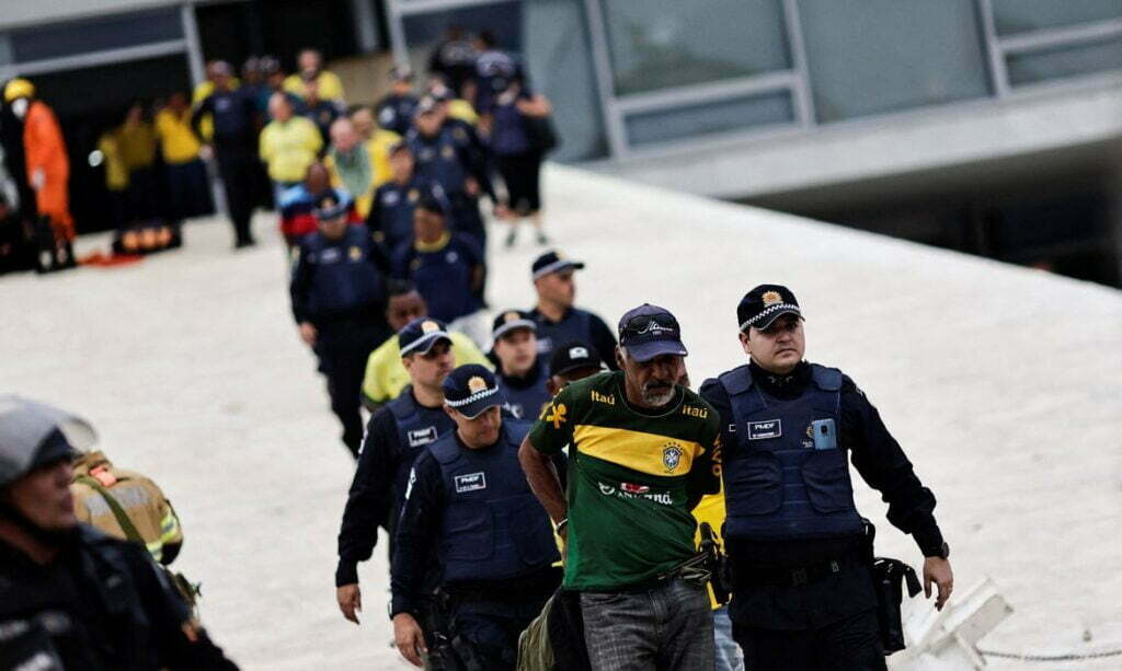 Manifestantes invadem Congresso, STF e Palácio do Planalto.