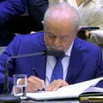 Lula assinando