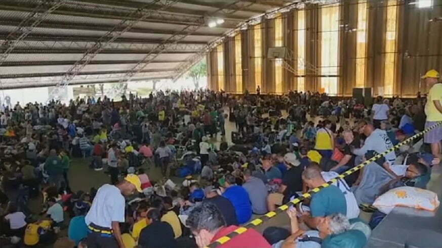 Manifestantes estão presos em Brasília em academia da PF que mais parece campo de concentração