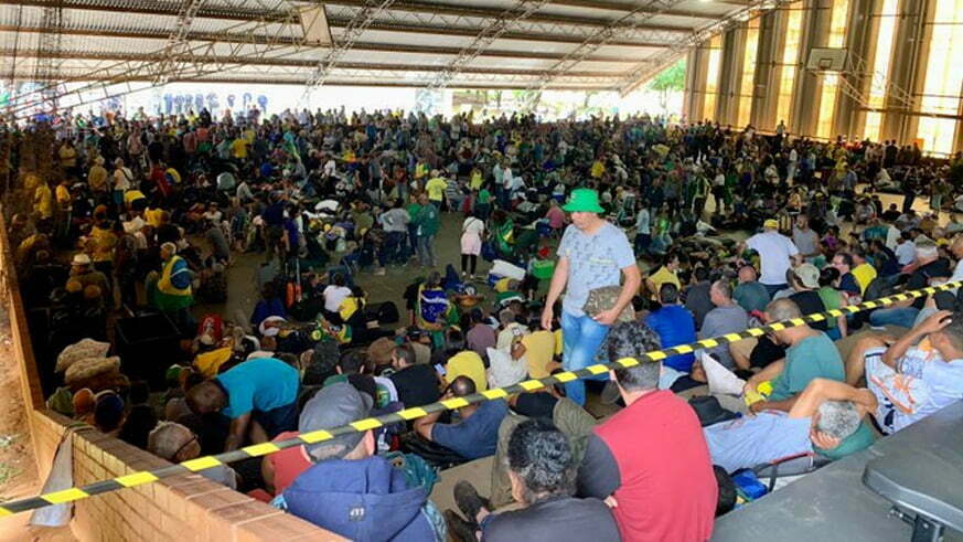 Manifestantes estão presos em Brasília em campo de concentração