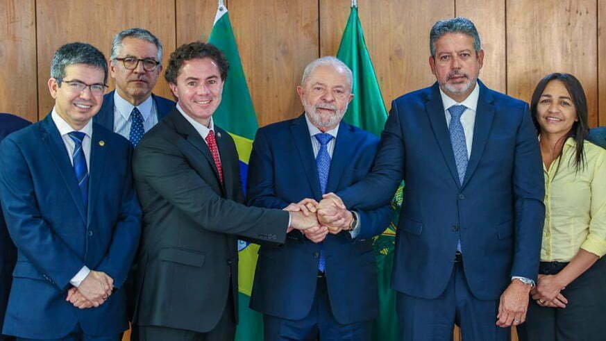 Sem tom pacificador, Lula diz que atos terroristas foram ação de 'aloprados' que ainda não entenderam que a eleição acabou 4 Lula com o líder do governo no Congresso, senador Randolfe Rodrigues, o primeiro vice-presidente do Senado, Veneziano Vital do Rego (MDB) e o presidente da Câmara dos Deputados, Arthur Lira (PP).