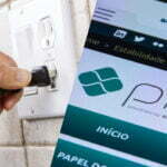 Nos próximos quatro meses, os consumidores de energia de todo o país poderão quitar a conta de luz via Pix. A Agência Nacional de Energia Elétrica (Aneel) obrigou as distribuidoras a oferecerem o sistema de transferências instantâneas do Banco Central (BC) como opção de pagamento.