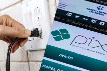 Nos próximos quatro meses, os consumidores de energia de todo o país poderão quitar a conta de luz via Pix. A Agência Nacional de Energia Elétrica (Aneel) obrigou as distribuidoras a oferecerem o sistema de transferências instantâneas do Banco Central (BC) como opção de pagamento.