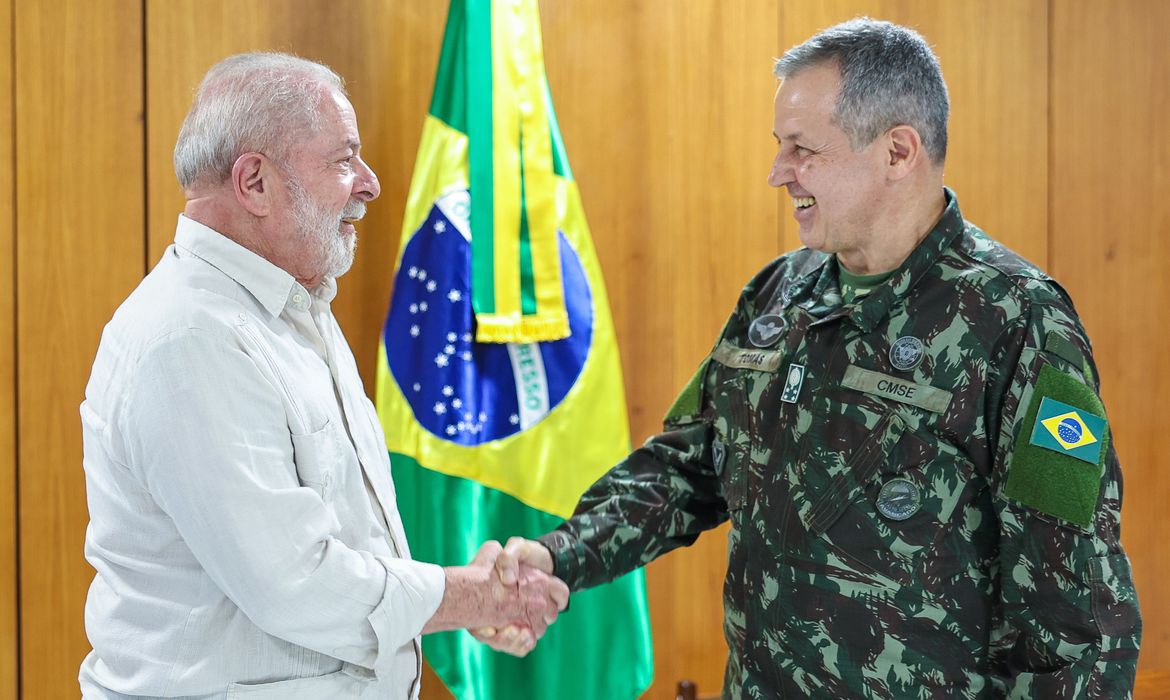 Lula anuncia troca no Comando do Exército