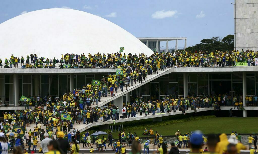 Manifestantes invadem Congresso, STF e Palácio do Planalto.