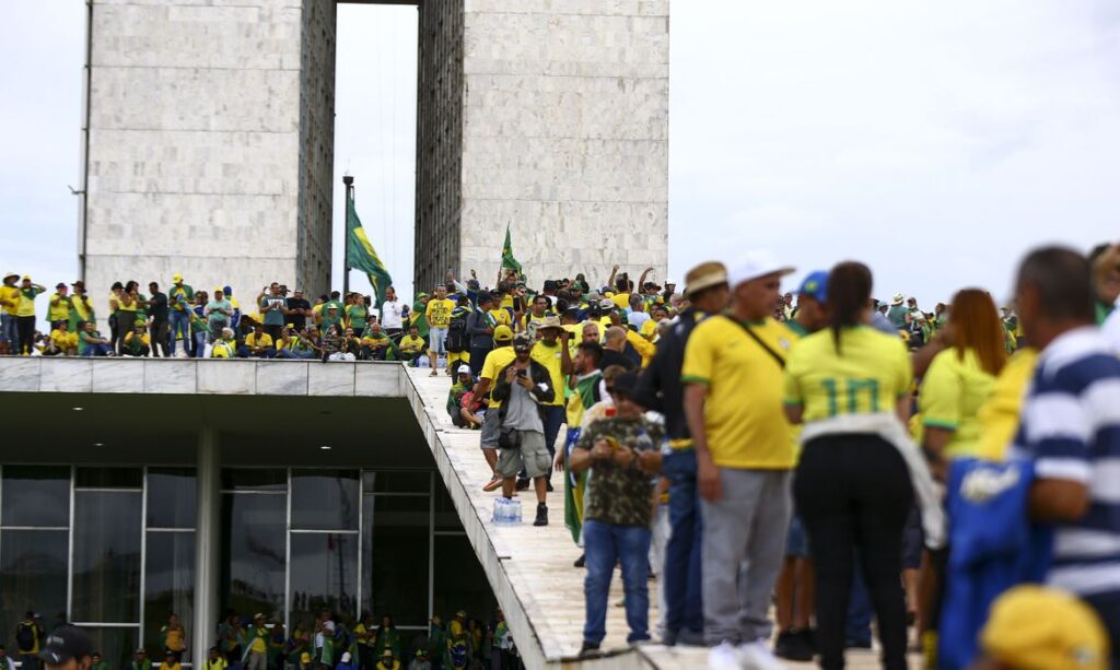 Manifestantes invadem Congresso, STF e Palácio do Planalto.