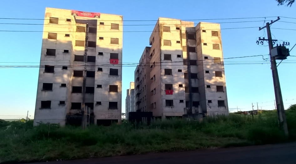 Sem-tetos invadem imóvel em Paiçandu PR