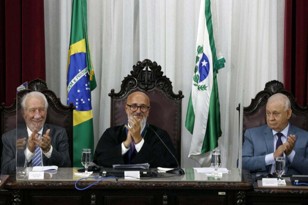 Nova diretoria do Tribunal de Contas do Paraná toma posse, com a presença do vice governador Darci Piana.. Conselheiros Fernando Guimarães, no cargo de presidente; Ivens Linhares, vice-presidente; e Ivan Bonilha, corregedor-geral.