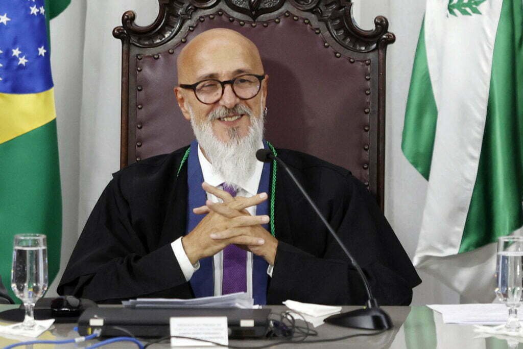Nova diretoria do Tribunal de Contas do Paraná toma posse, com a presença do vice governador Darci Piana.. Conselheiros Fernando Guimarães, no cargo de presidente; Ivens Linhares, vice-presidente; e Ivan Bonilha, corregedor-geral.
