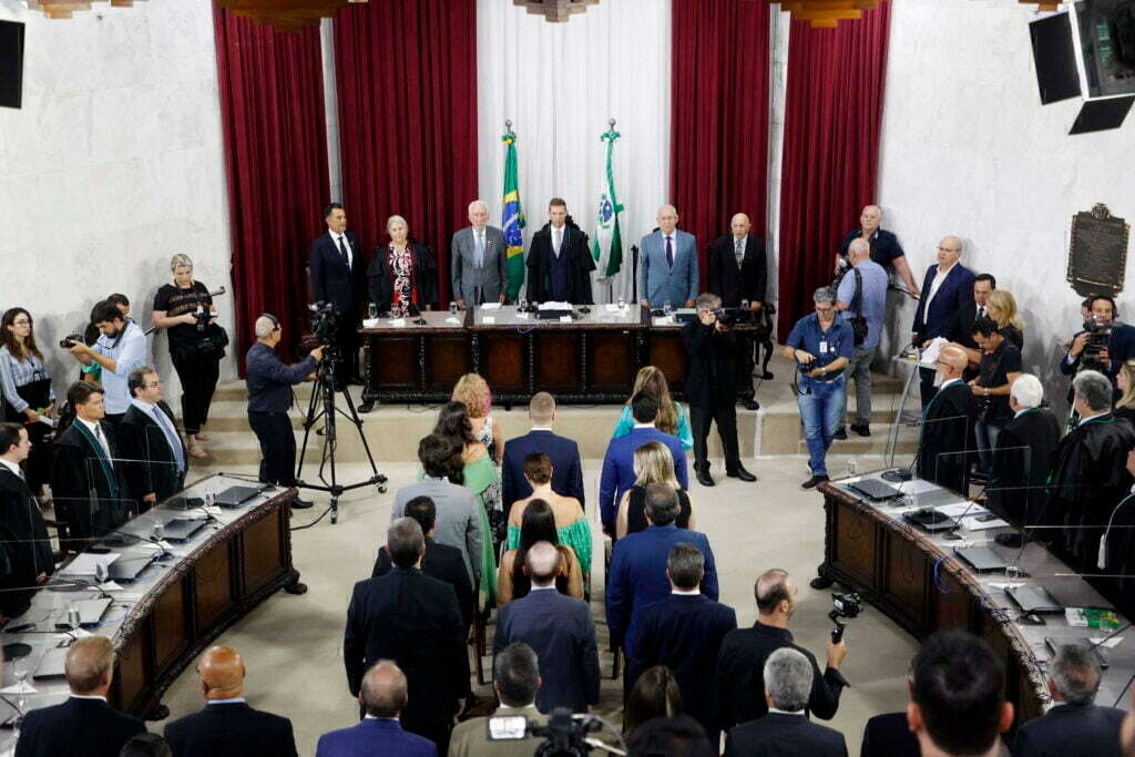Nova diretoria do Tribunal de Contas do Paraná toma posse, com a presença do vice governador Darci Piana.. Conselheiros Fernando Guimarães, no cargo de presidente; Ivens Linhares, vice-presidente; e Ivan Bonilha, corregedor-geral.