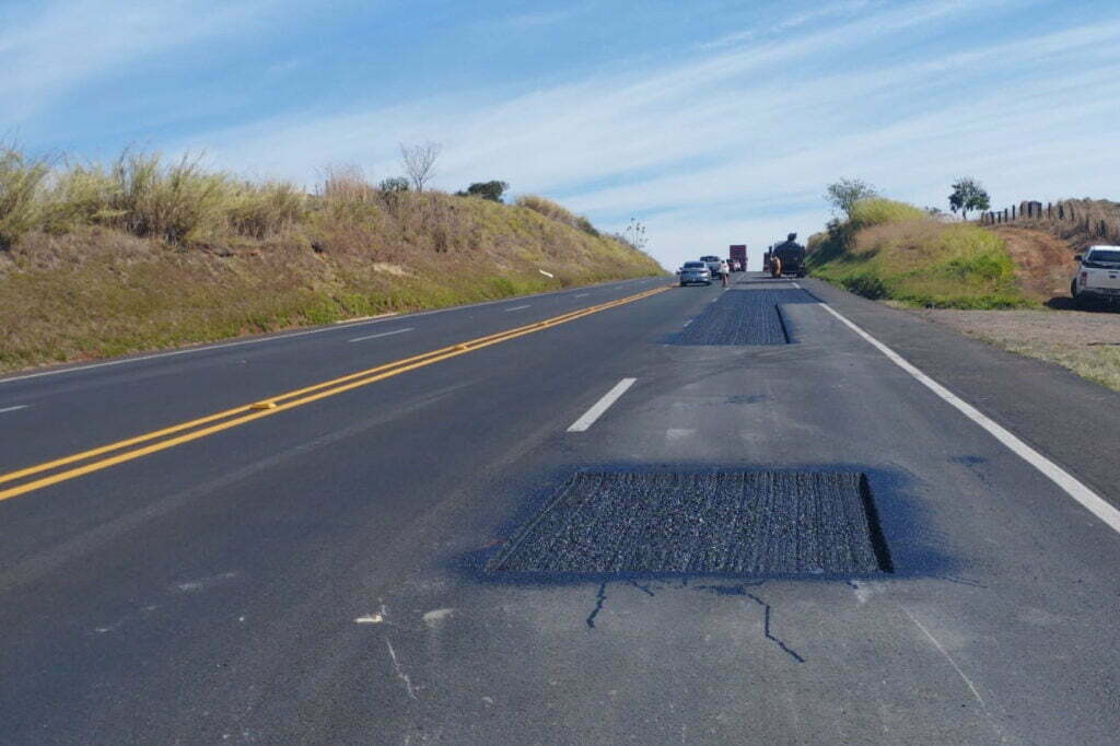 Rodovia estadual de Mandaguari recebe serviços de conservação, pintura e roçada