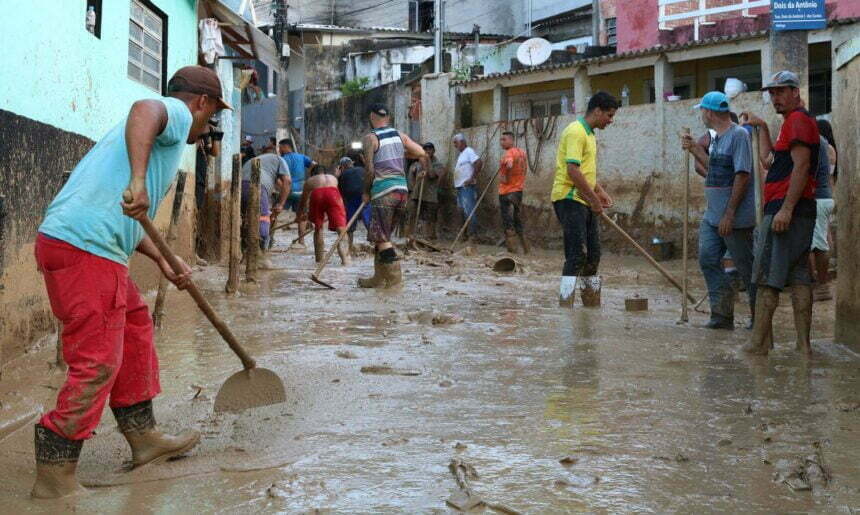 Temporais: voluntários fazem mutirão de limpeza e distribuem doações