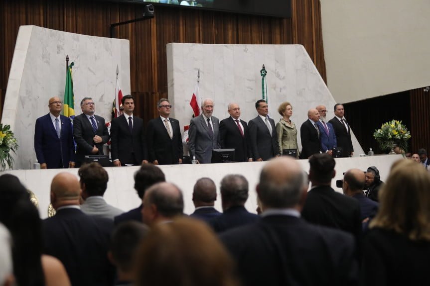Deputadas e deputados eleitos tomam posse na ALEP, veja quem são eles 2 O plenário da Assembleia Legislativa do Paraná recebeu, na tarde desta quarta-feira (1º), a presença de diversas autoridades, chefes de Poderes, prefeitos, vereadores, familiares e população em geral.