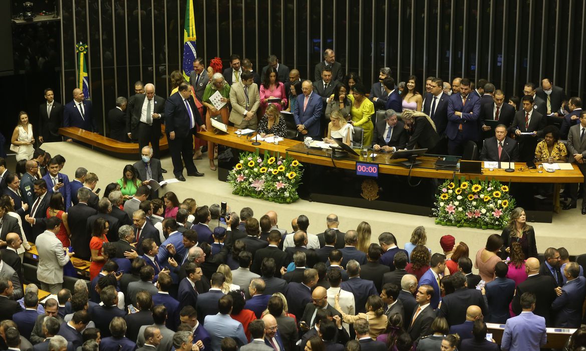 Deputados tomam posse em Brasília