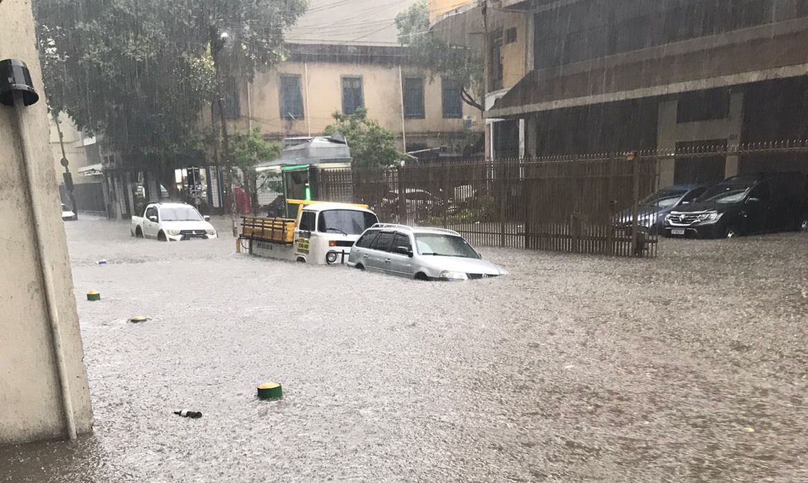 Uma criança e um homem morrem durante temporal no RJ