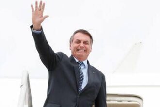 Bolsonaro chega ao Brasil