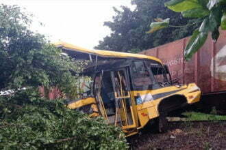 Trem versus onibus da APE do Parana | Saiba Já News