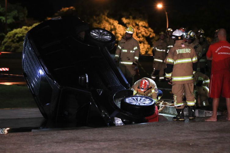 Carro cai em espelho d'água do Palácio do Planalto 4 carro 3