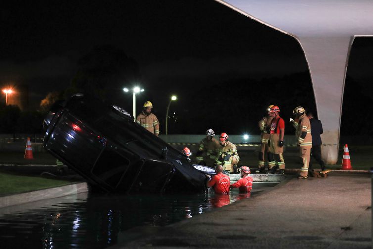 Carro cai em espelho d'água do Palácio do Planalto 5 carro 5