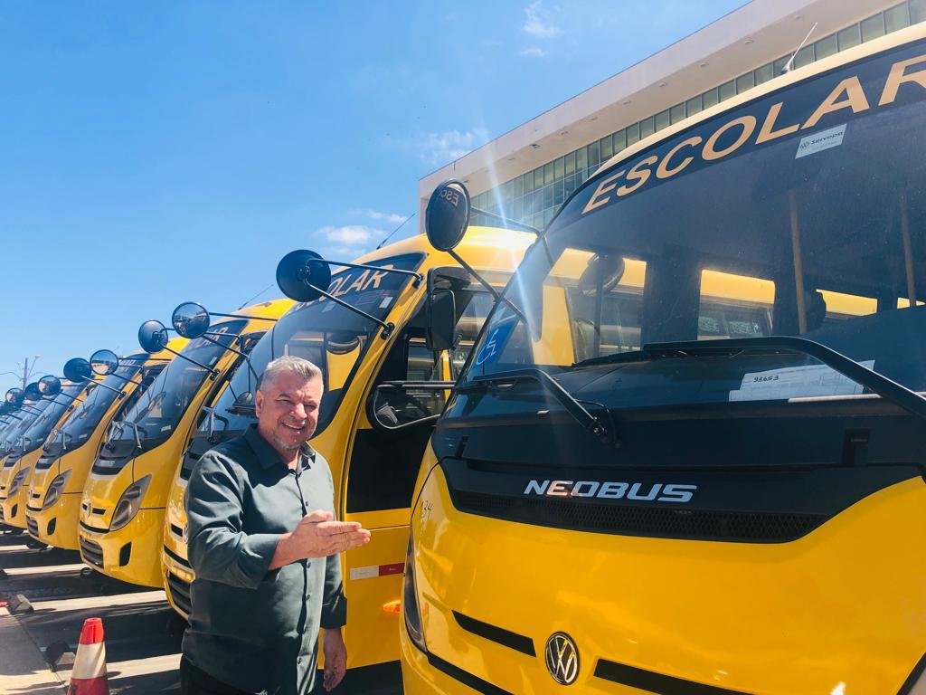 Delegado Jacovós participa da entrega de 173 ônibus escolares para municípios do PR 2 WhatsApp Image 2023 04 04 at 14.41.30 1
