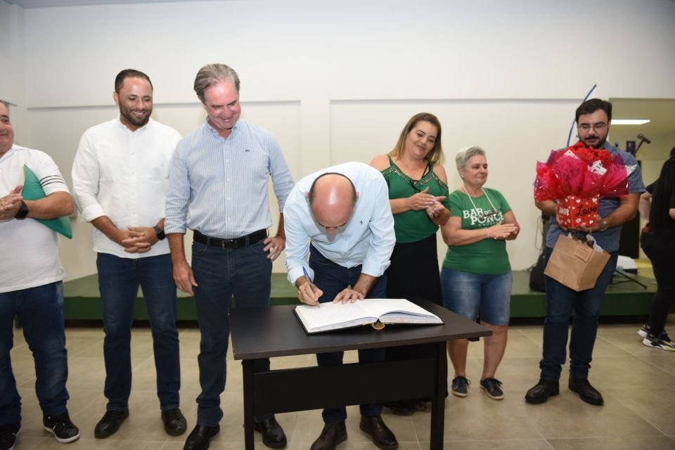 Prefeito de Maringá transfere cargo ao vice e se prepara para deixar o país rumo a Portugal 2 gd a9477d84cd65