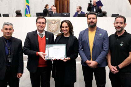 Assembleia homenageia Teatro Positivo pelos 15 anos de atividades