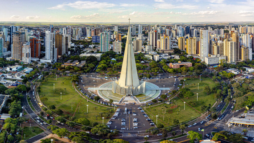 Imagem de drone da regiao central de Maringa com vista da catedral