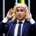 Nikolas Ferreira vestiu uma peruca amarela e disse que se sentia uma mulher