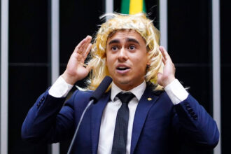 Nikolas Ferreira vestiu uma peruca amarela e disse que se sentia uma mulher