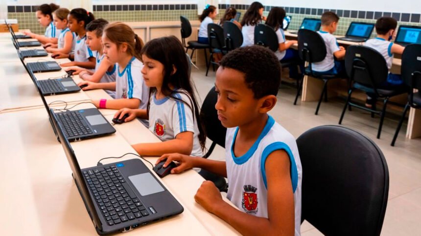 Notebooks em ecolas municipais de Maringa