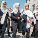 Unicef Mark Naftalin Meninas caminham para a escola em Herat no Afeganistao